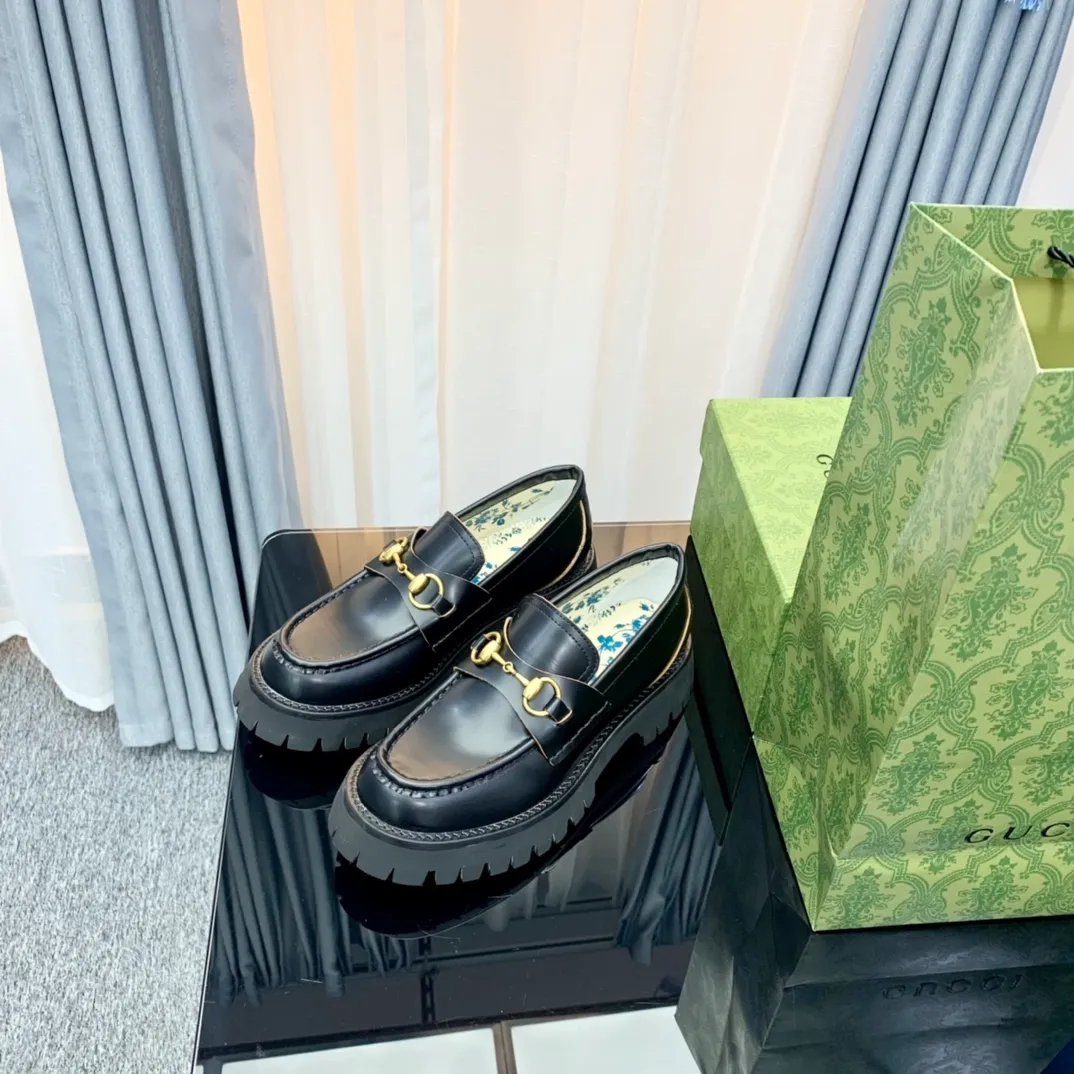 👟👟Ex-factory price 480👟👟 Gucci loafer version, original development, 1:1 replica, welcome to compare with the original version. (Original coding process) Size: 35-40 (34/41 customized) Fabric: Cowhide open edge beads Inner: Original printed water-dyed sheep lining (never fade) Outsole: Original combination outsole, genuine leather edge strips Packaging: Full counter packaging (+ handbag)